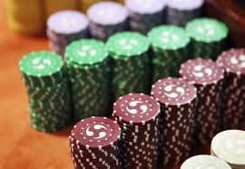Antarmuka aplikasi diamondtoto menampilkan pilihan permainan slot dan meja live dealer