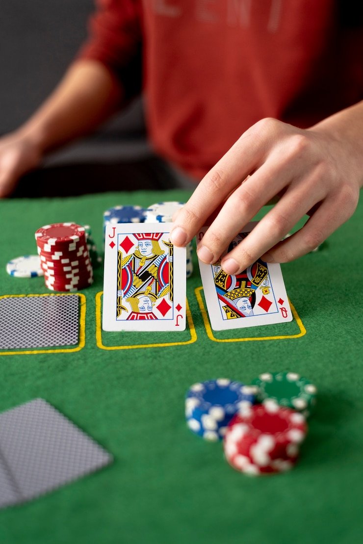Layar instalasi aplikasi diamondtoto di perangkat mobile menampilkan permainan Fortune Tiger dan meja roulette
